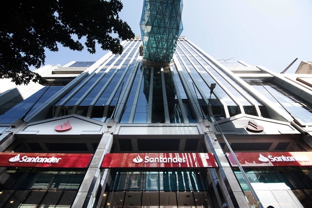 CMF multa a Banco Santander tras incumplir el límite a inversiones de su patrimonio